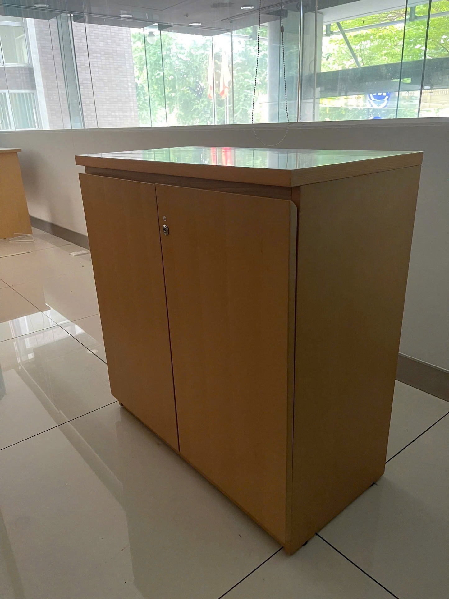 Tủ 2 cánh thấp màu vàng gỗ