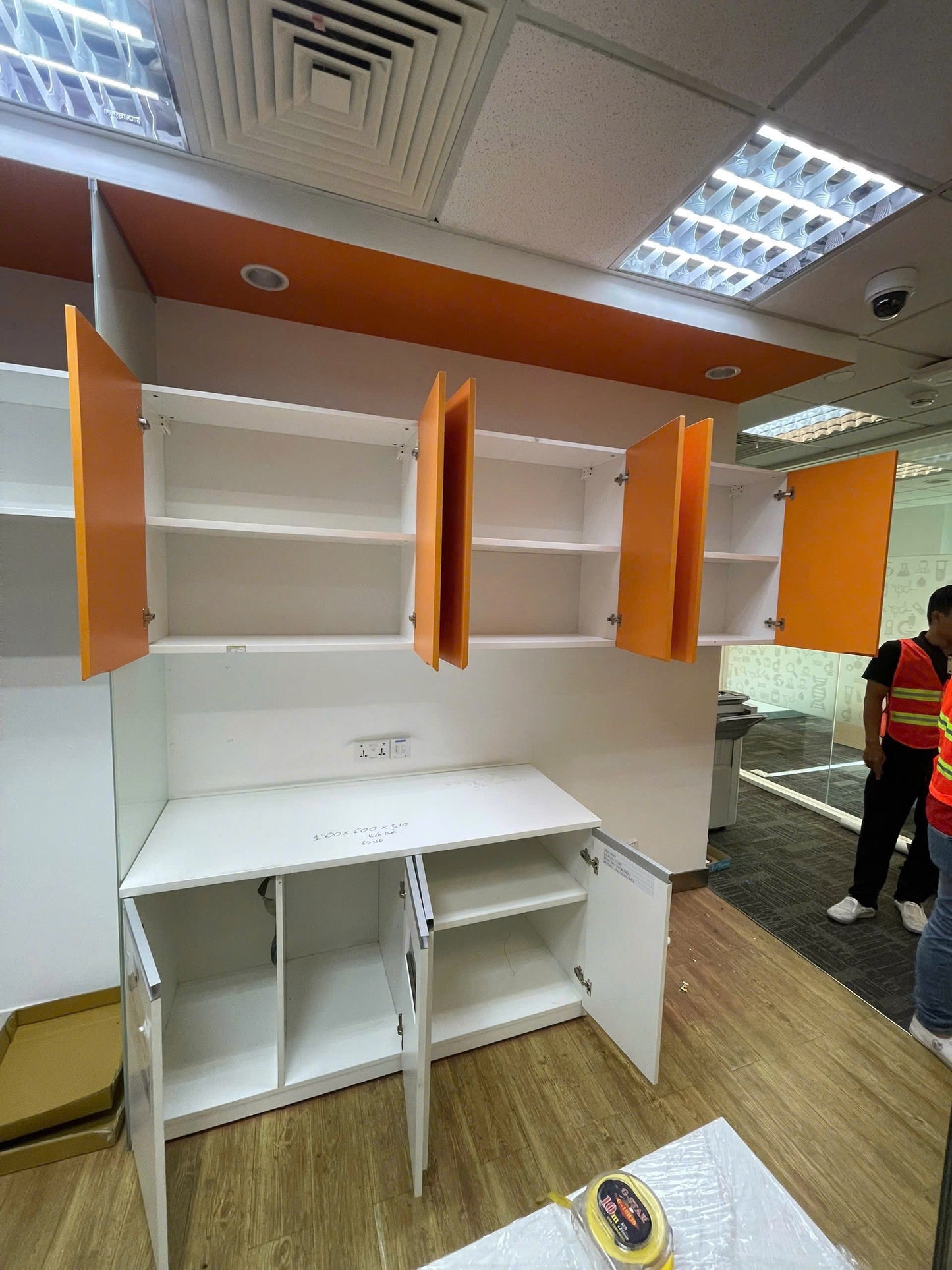Hệ bếp khô màu trắng phối cam