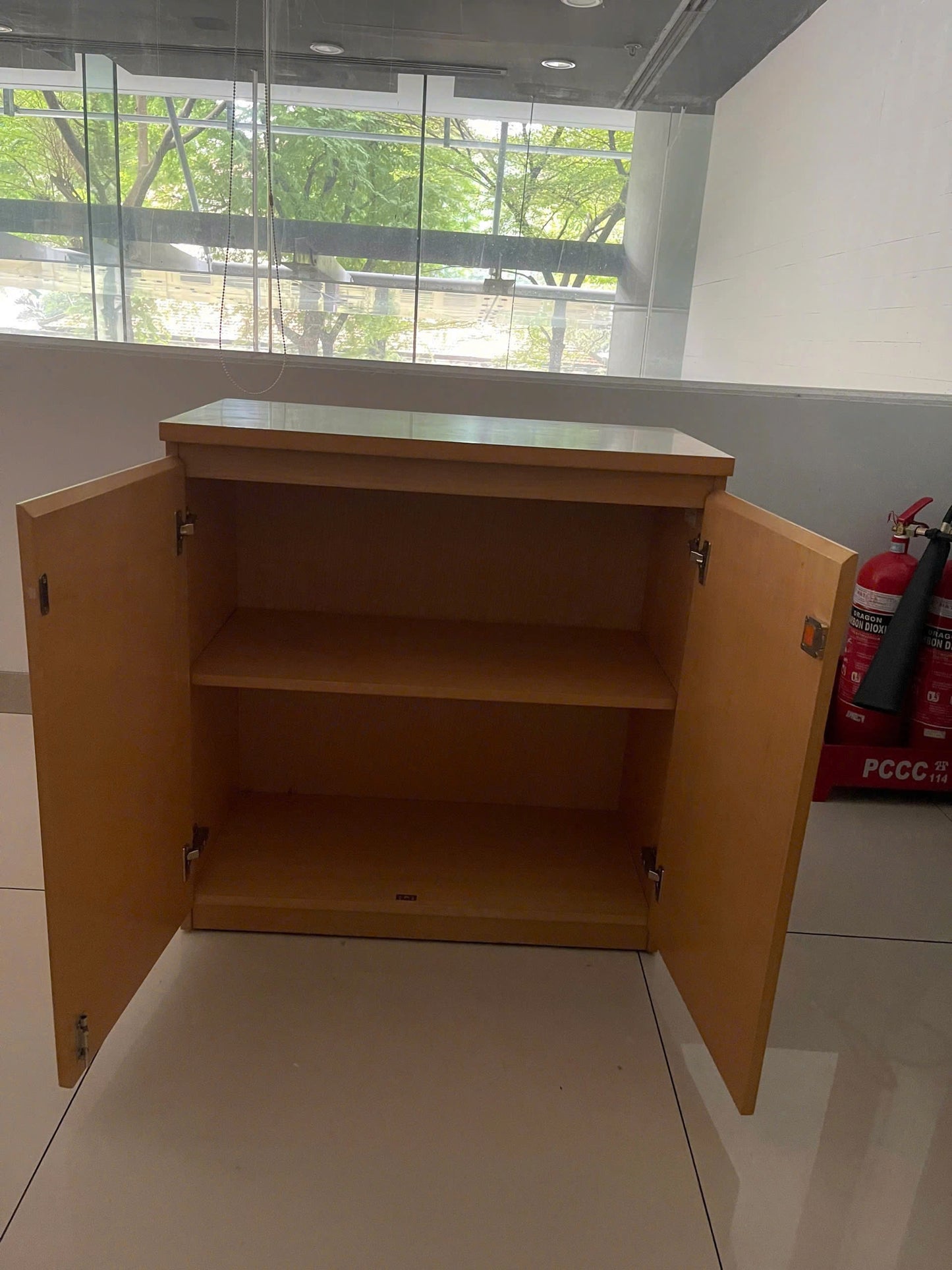 Tủ 2 cánh thấp màu vàng gỗ