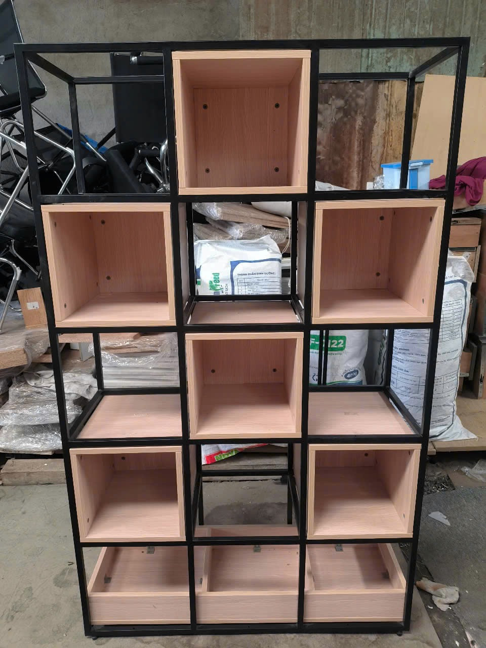 Kệ trang trí decor khung sắt ô vuông gỗ