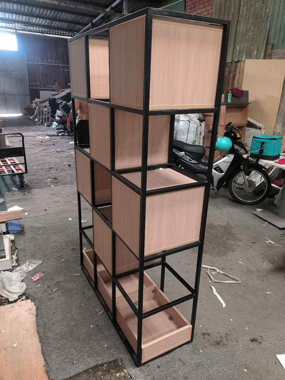 Kệ trang trí decor khung sắt ô vuông gỗ