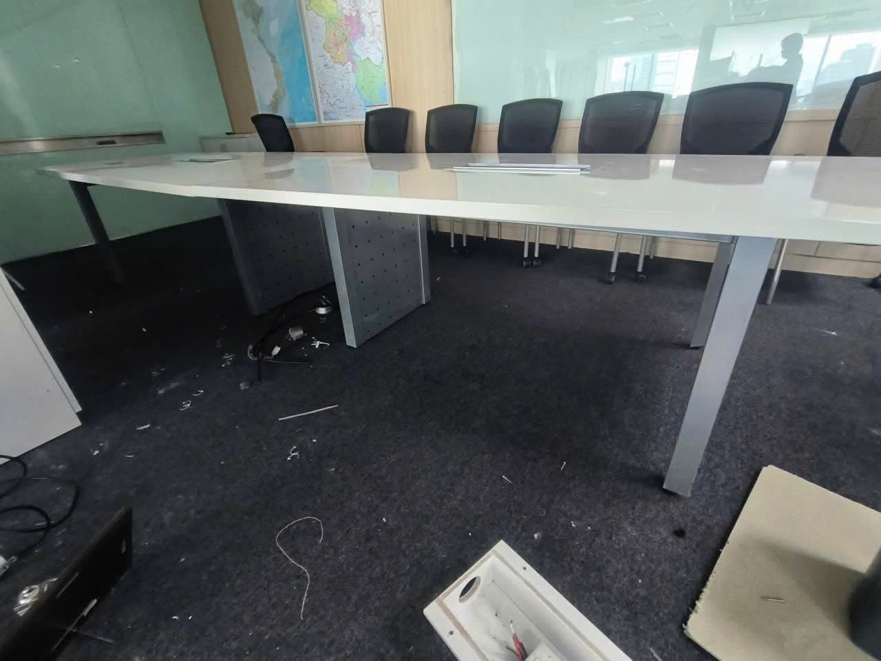 Bàn họp lớn màu trắng thiết kế sang trọng