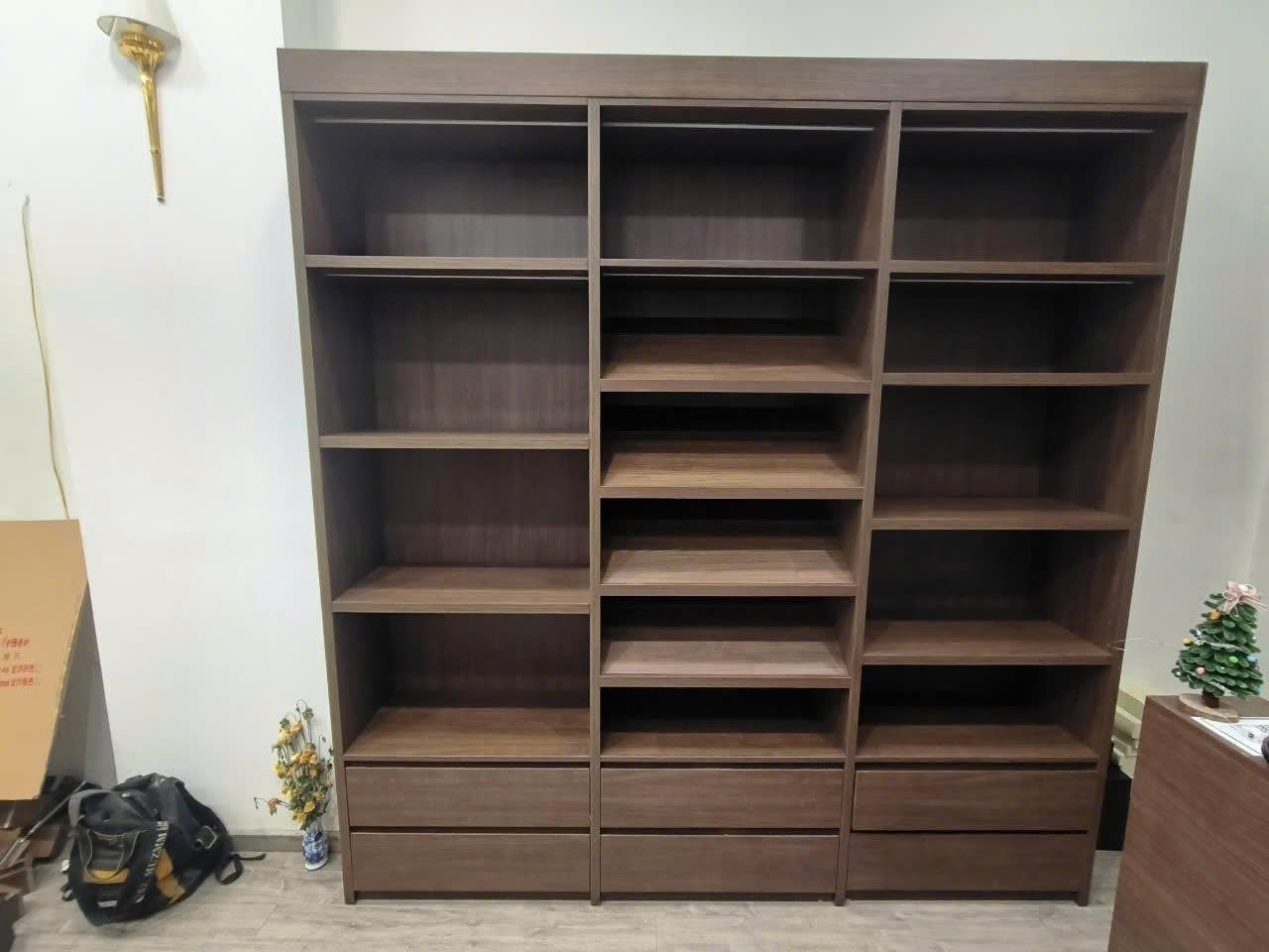 kệ tủ lớn. Tủ trưng bày vó ngăn kéo