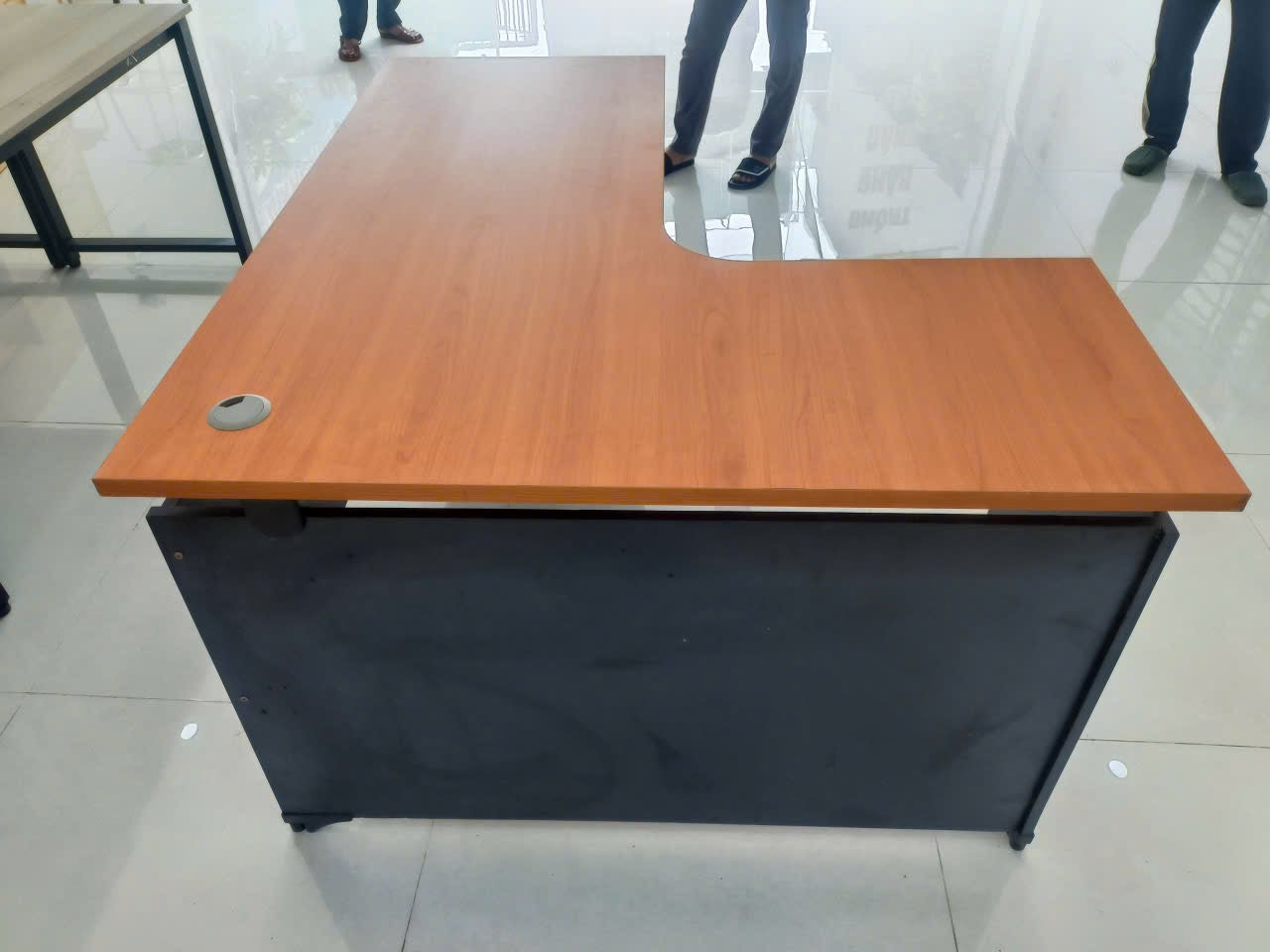 Bàn chữ L đẹp thanh lý. Bàn L văn phòng. Bàn làm việc chữ L