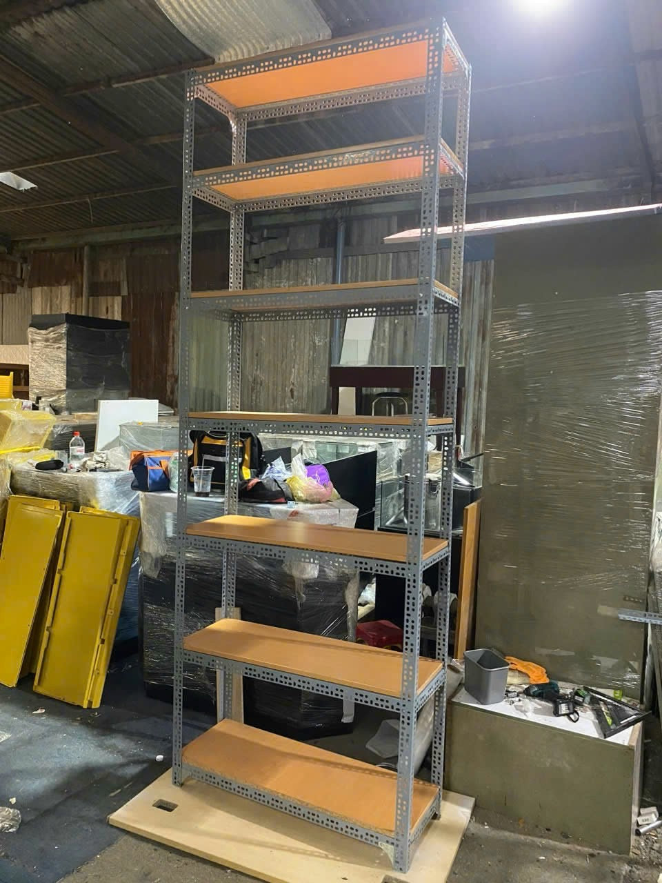 Kệ sắt V lỗ mâm gỗ