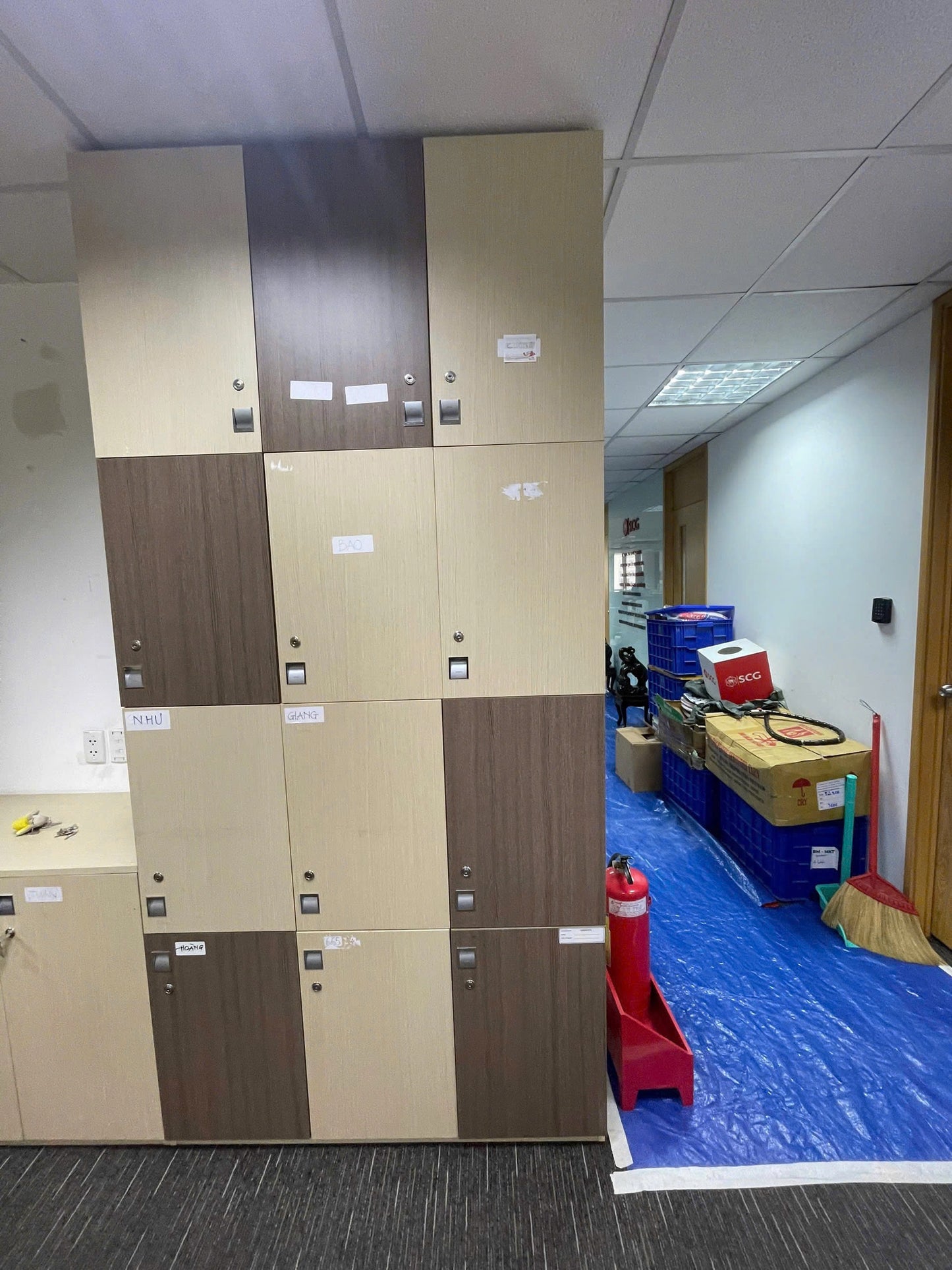 Tủ locker gỗ màu nâu phối nude