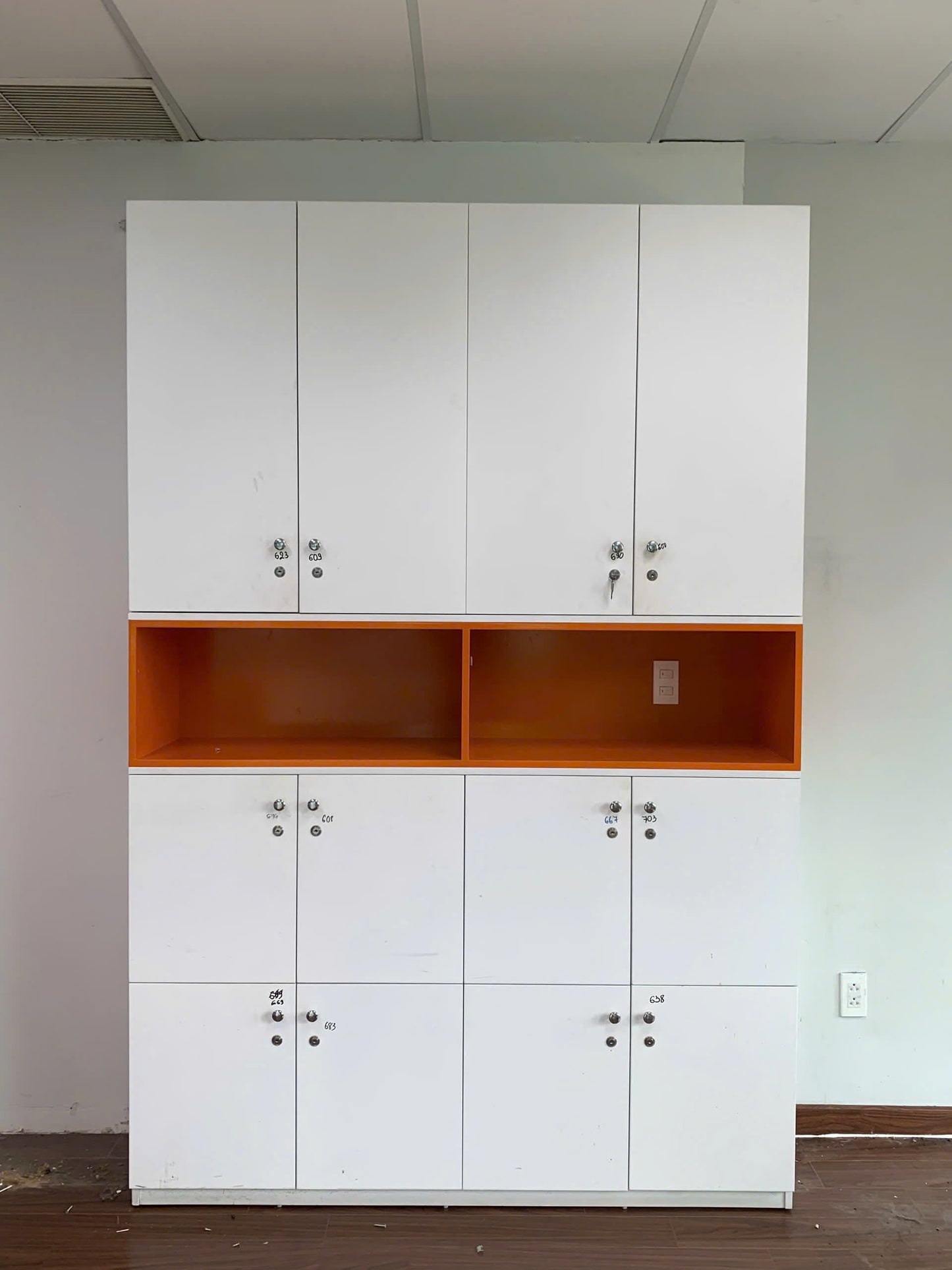 Tủ locker gỗ màu trắng