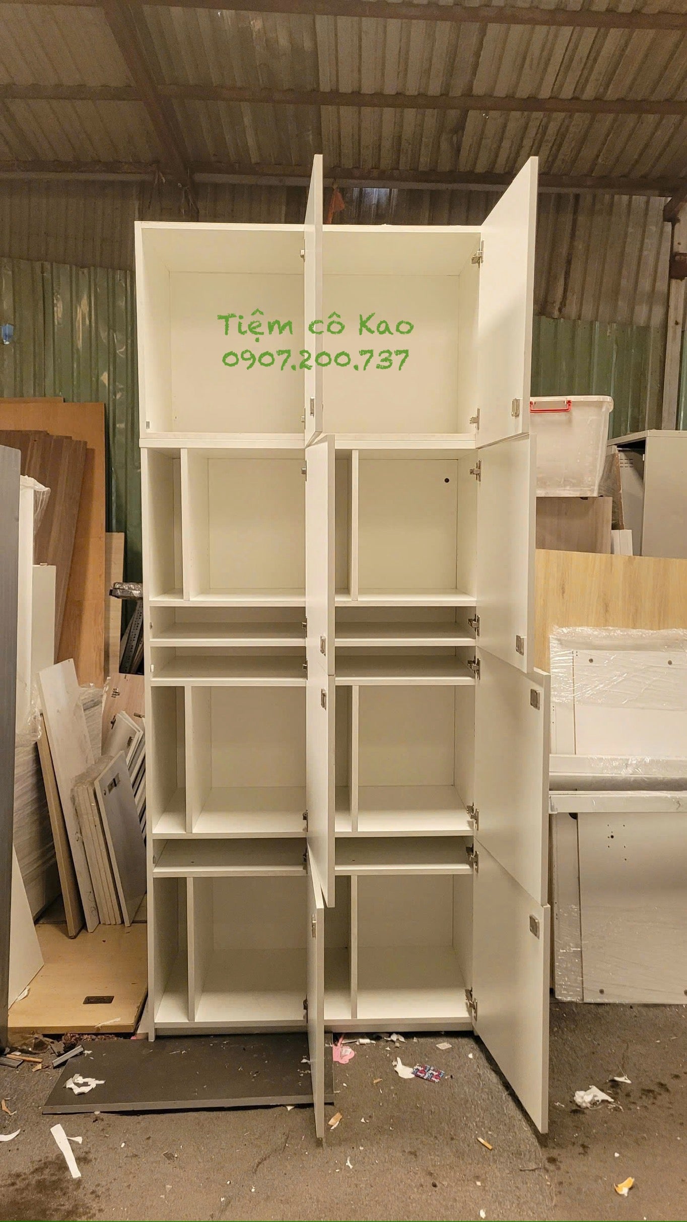 Tủ cao 8 cánh màu trắng, thiết kế độc đáo