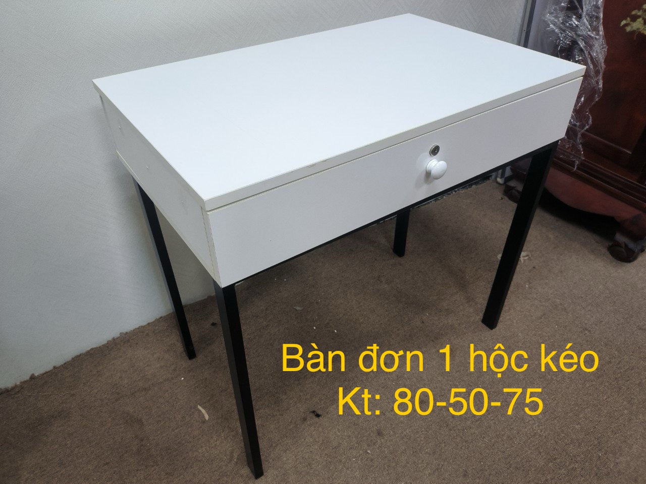 Bàn đơn có ngăn kéo màu trắng chân sắt