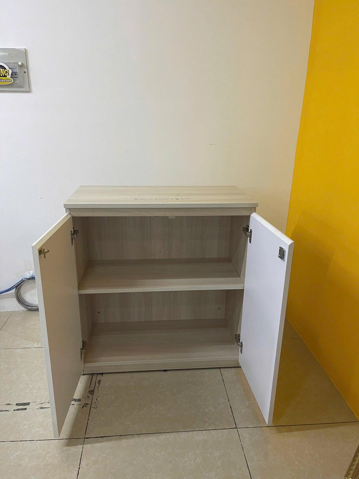Tủ thấp 2 cánh màu trắng phối gỗ