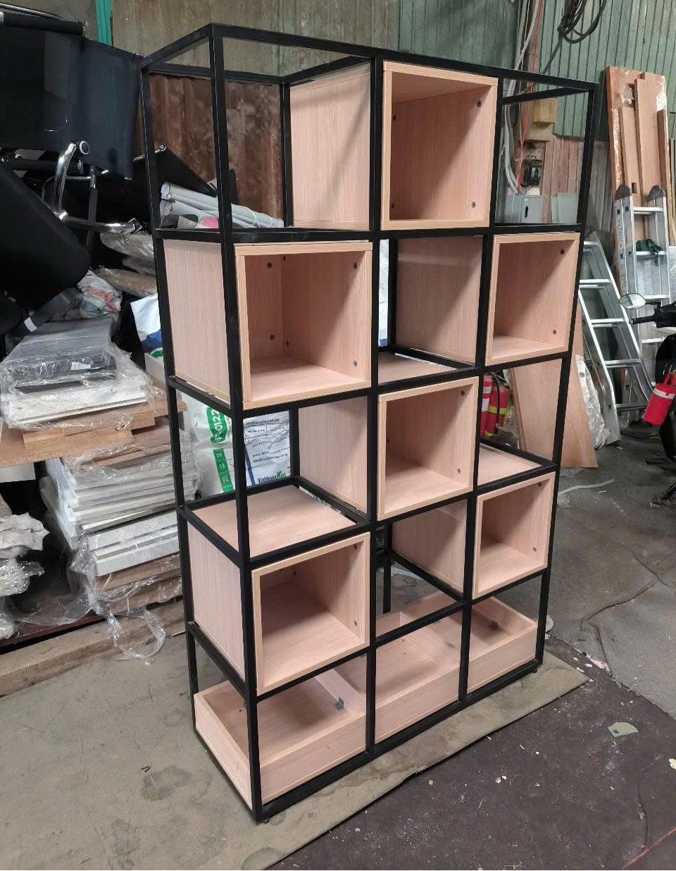 Kệ trang trí decor khung sắt ô vuông gỗ