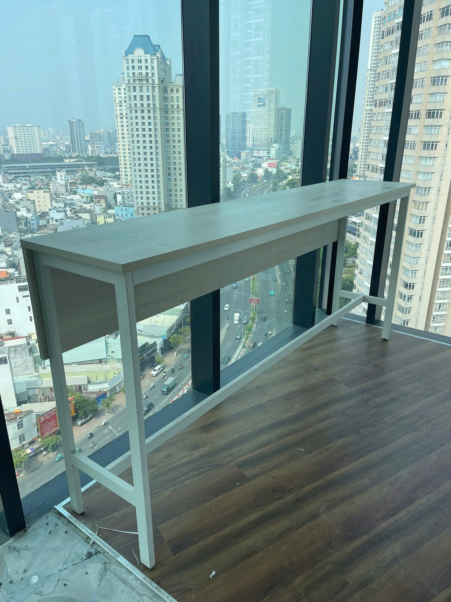 Bàn bar dài không bo góc, có yếm che