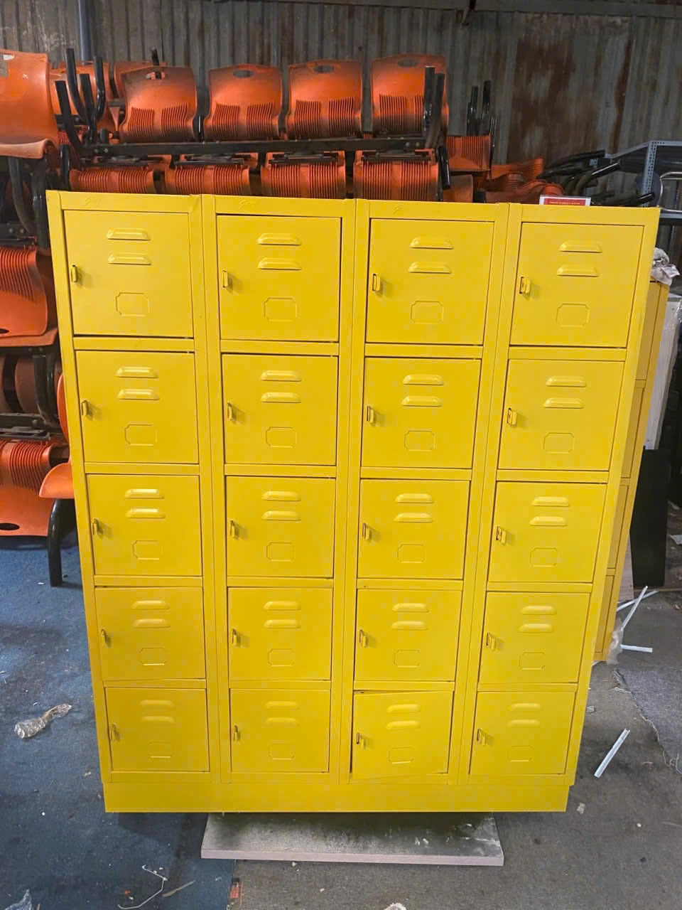 Tủ locker 20 hộc bằng sắt màu vàng
