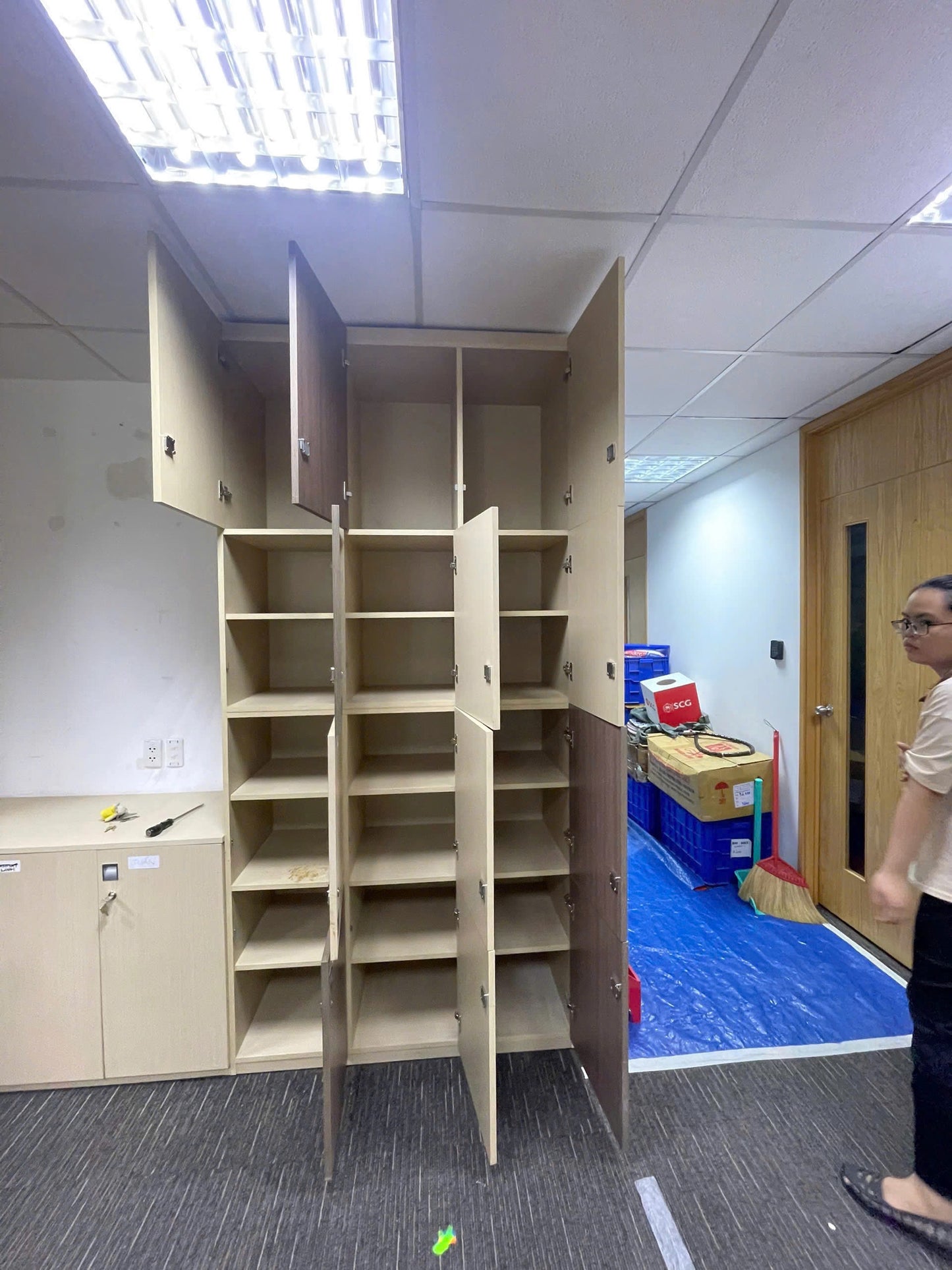 Tủ locker gỗ màu nâu phối nude