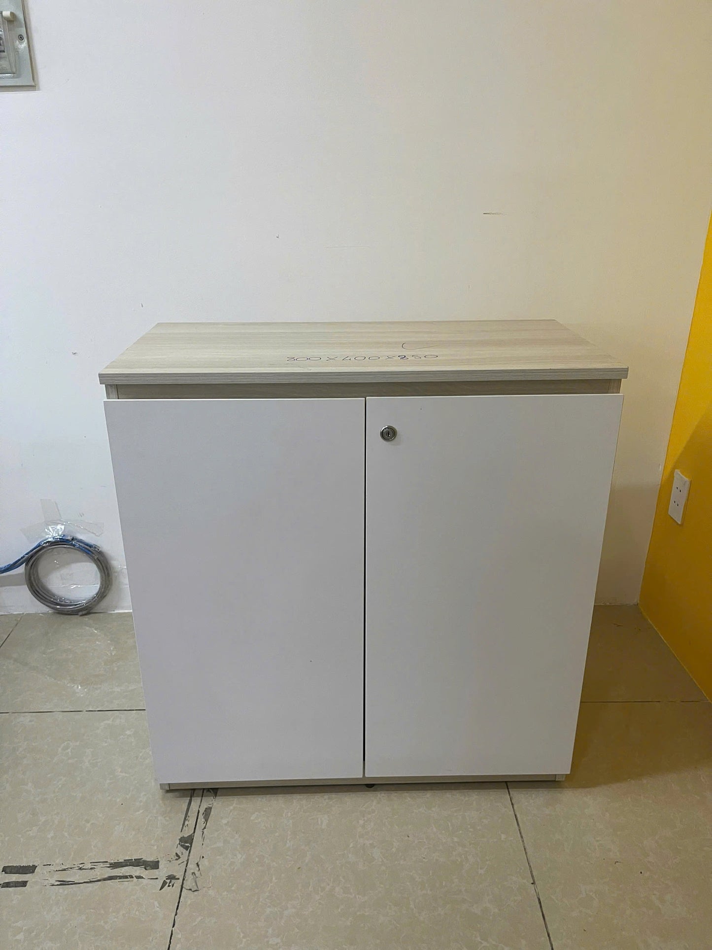 Tủ thấp 2 cánh màu trắng phối gỗ