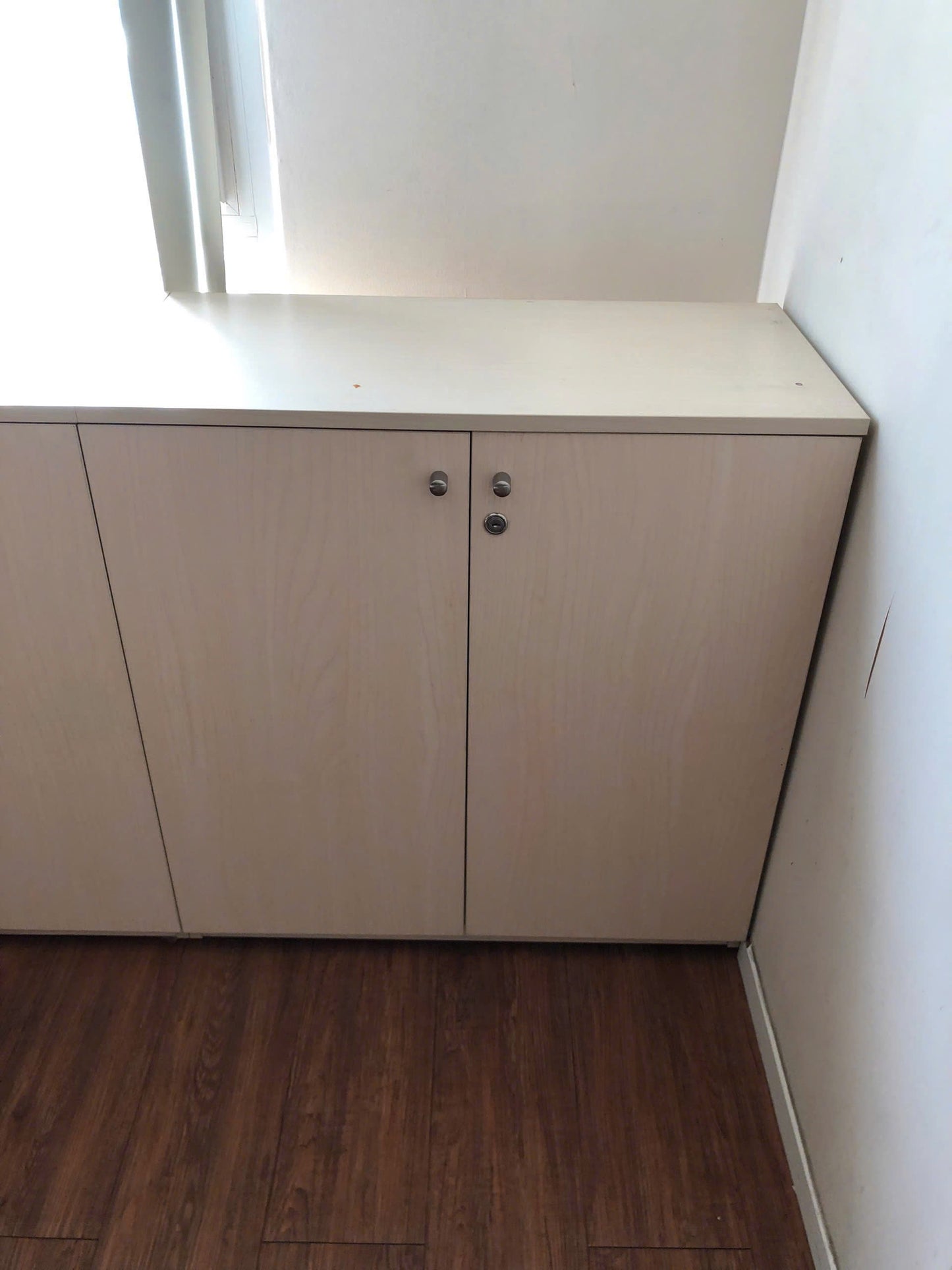 Tủ thấp 2 cánh màu gỗ nhạt. Tủ văn phòng
