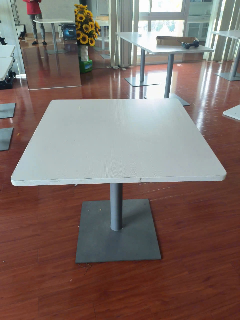 Bàn vuông chân sắt cạnh 80cm cao 75cm