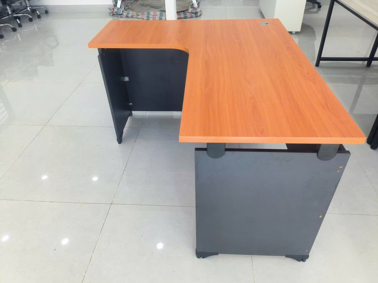 Bàn chữ L đẹp thanh lý. Bàn L văn phòng. Bàn làm việc chữ L