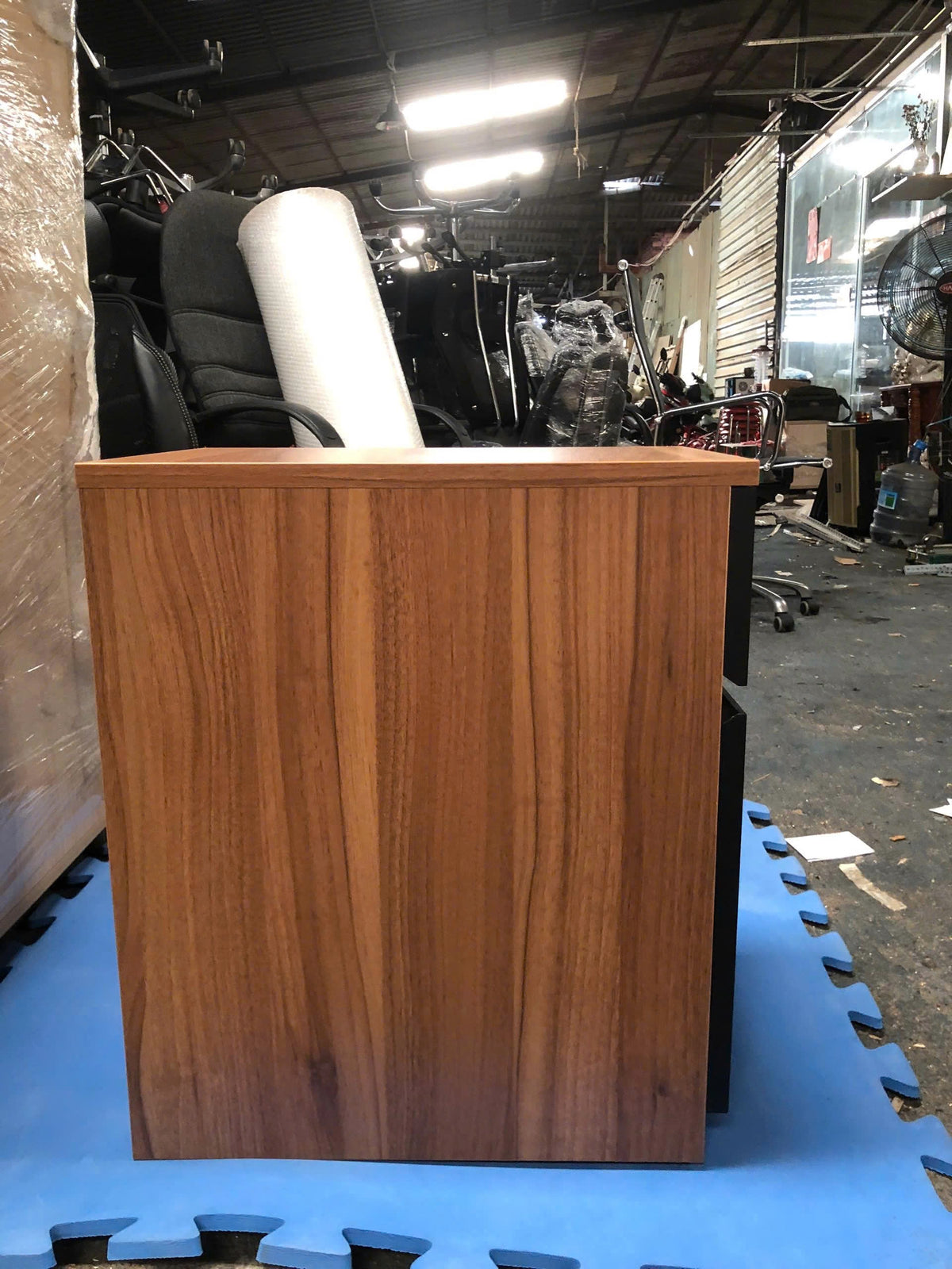 Cabinet hộc tủ di động. Tủ đầu giường màu nâu đen. Tủ nhỏ có bánh xe