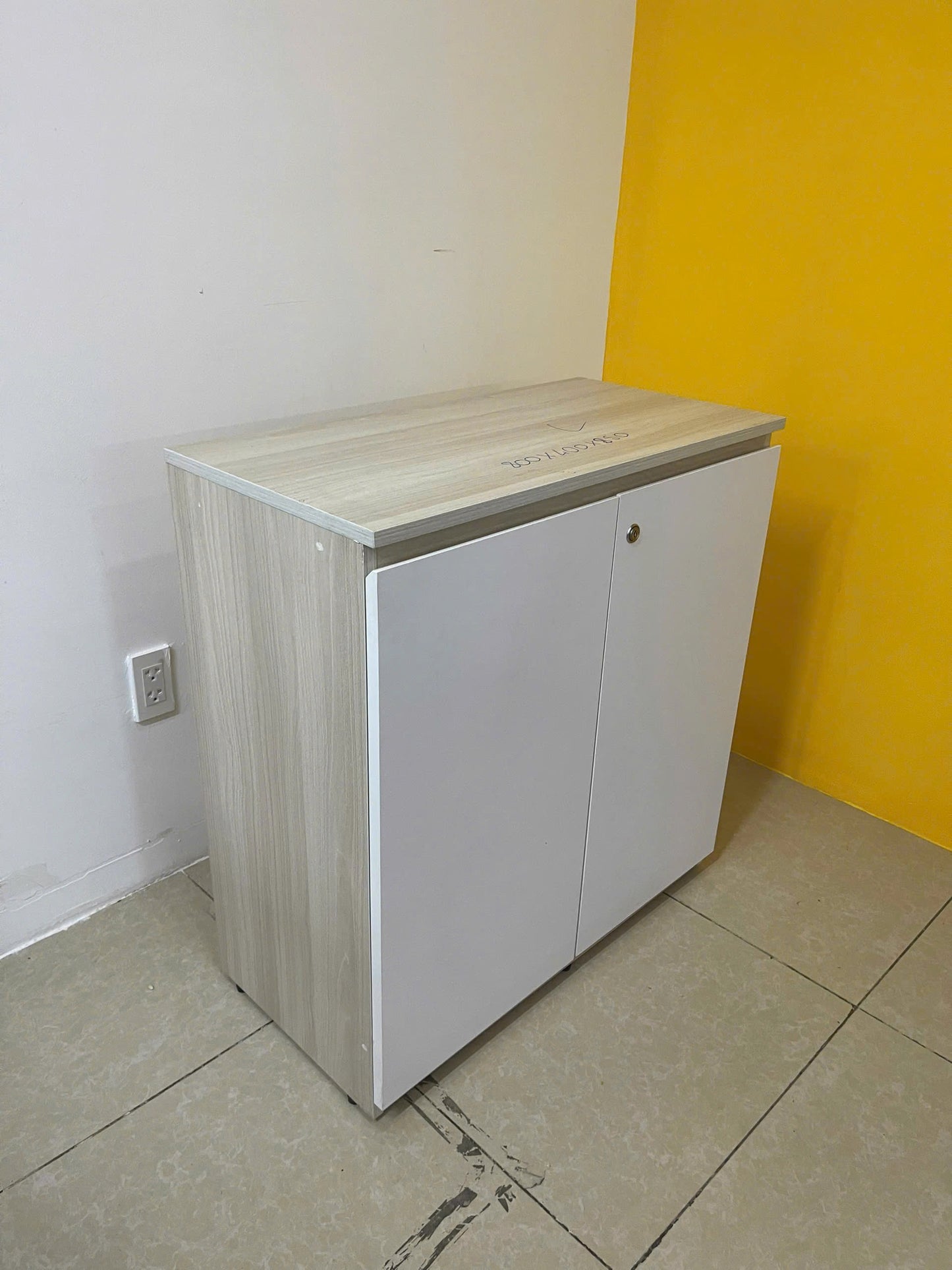 Tủ thấp 2 cánh màu trắng phối gỗ