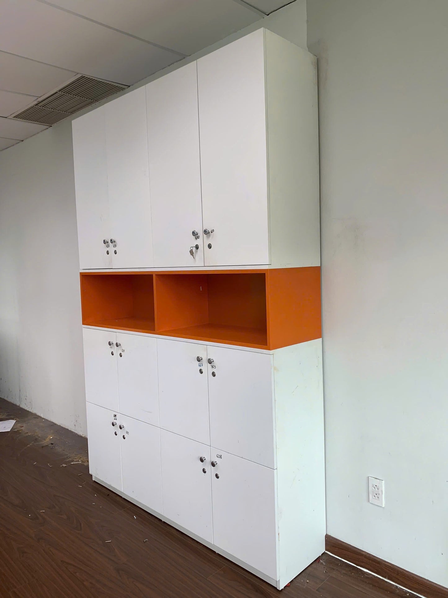 Tủ locker gỗ màu trắng
