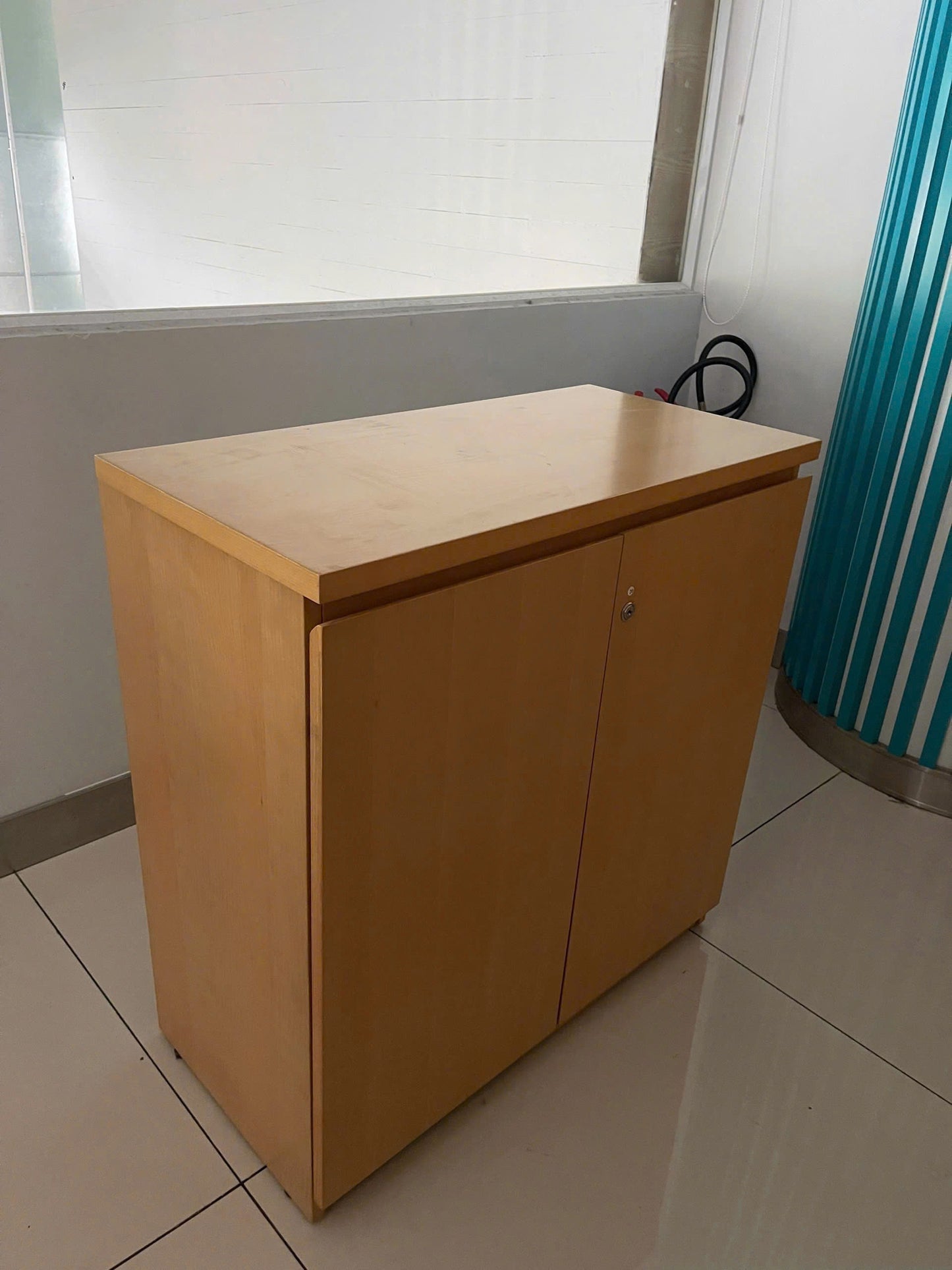 Tủ 2 cánh thấp màu vàng gỗ