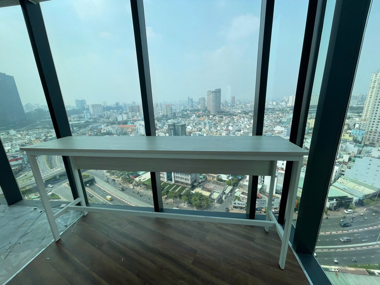Bàn bar dài không bo góc, có yếm che
