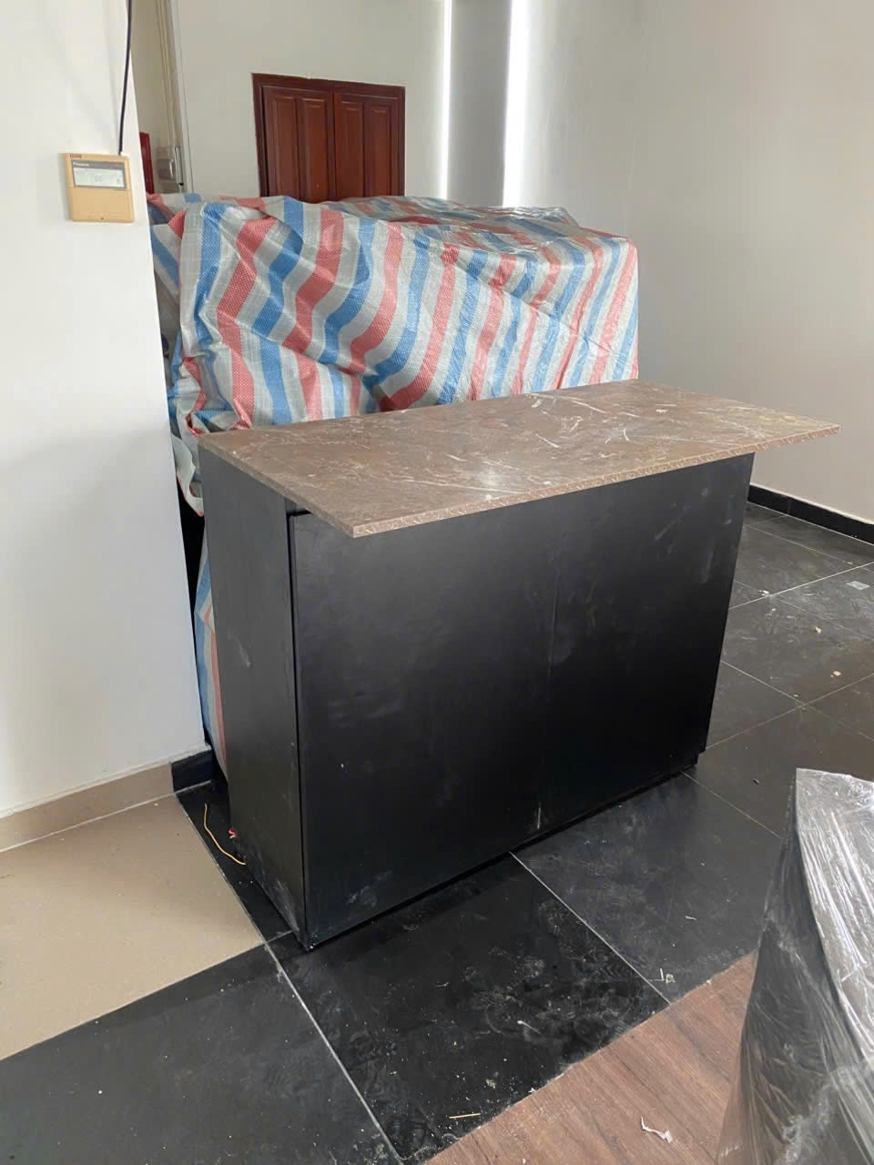 Tủ bar mặt gỗ giả đá màu đen