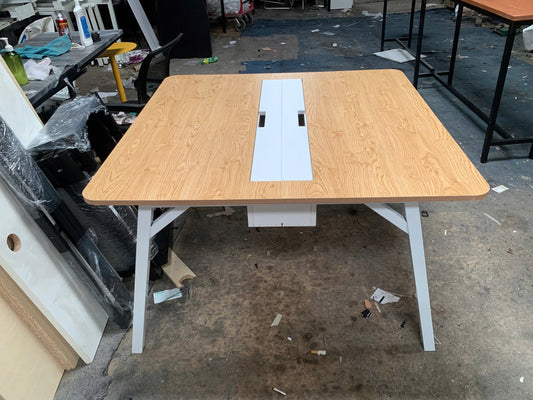 Bàn làm việc 1m2x1m2x75cm – gọn, hiện đại