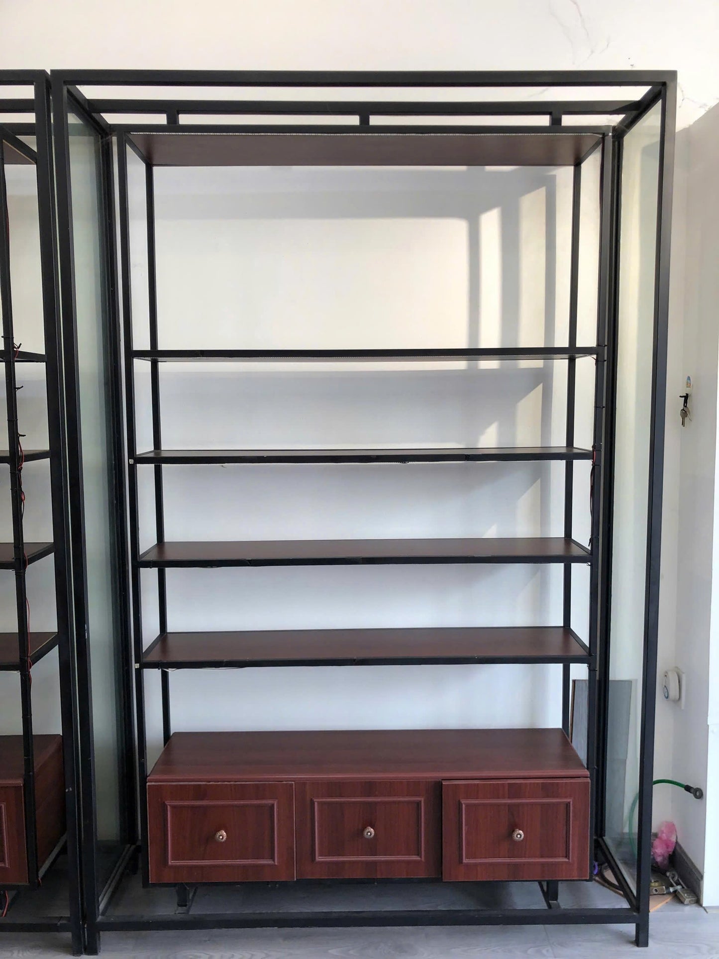 Kệ tầng có 3 ngăn kéo khung sắt. Kệ trưng bày