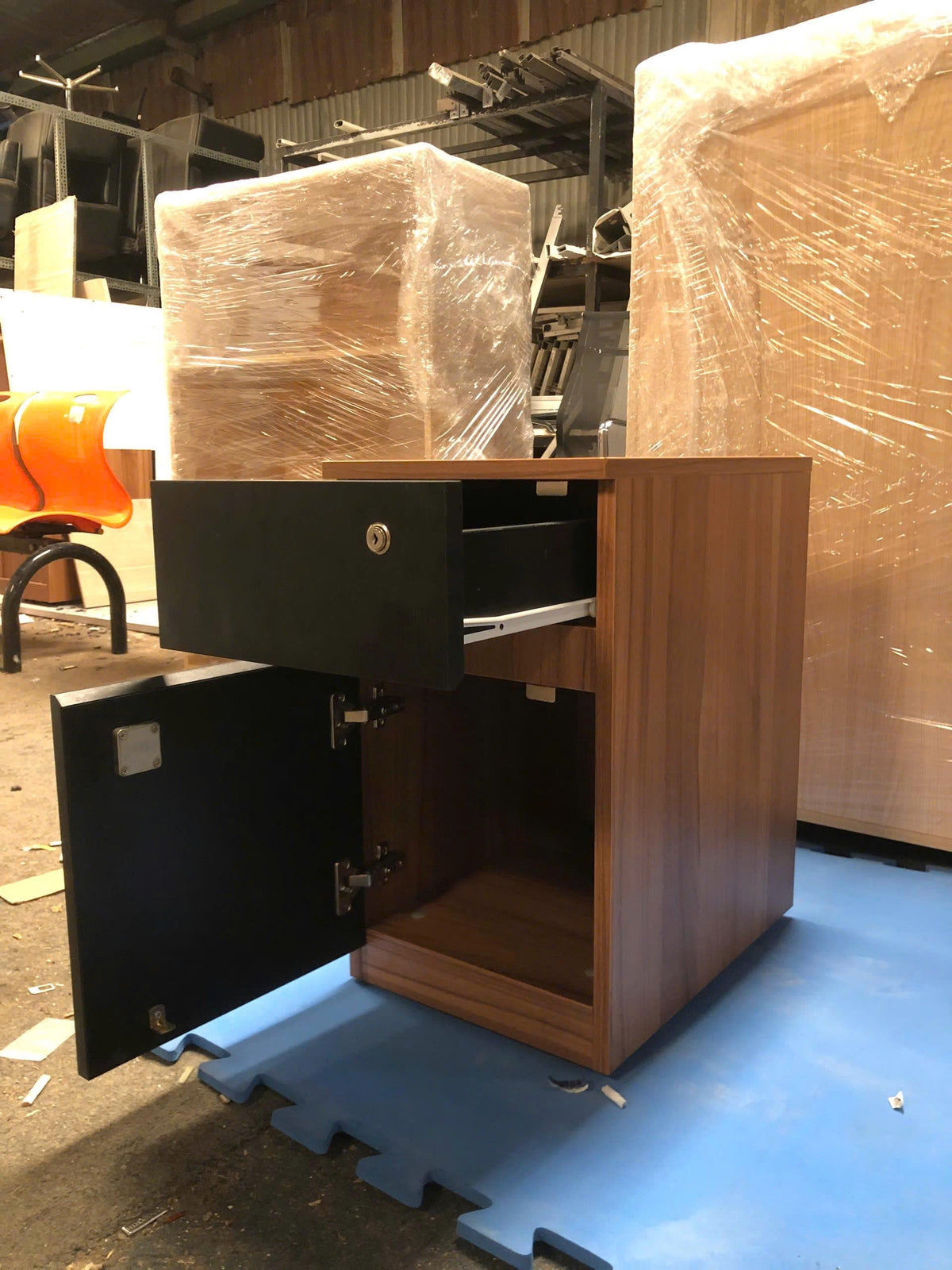 Cabinet hộc tủ di động. Tủ đầu giường màu nâu đen. Tủ nhỏ có bánh xe