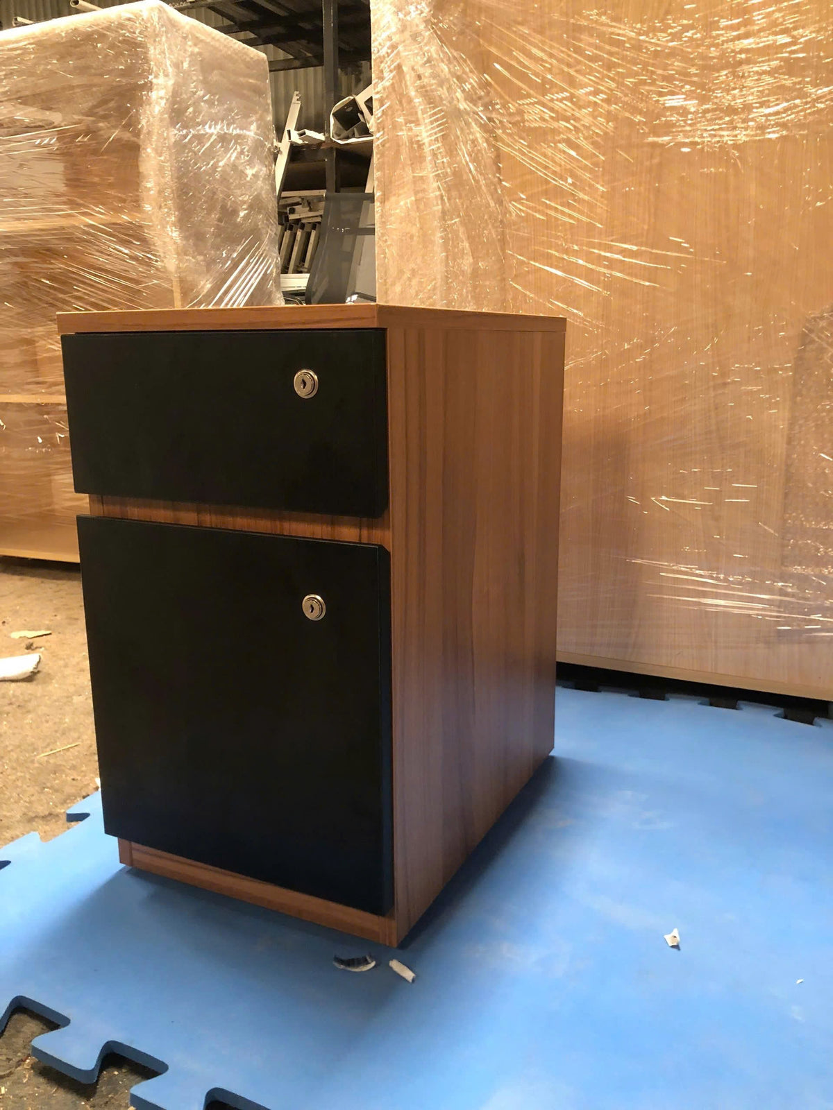 Cabinet hộc tủ di động. Tủ đầu giường màu nâu đen. Tủ nhỏ có bánh xe