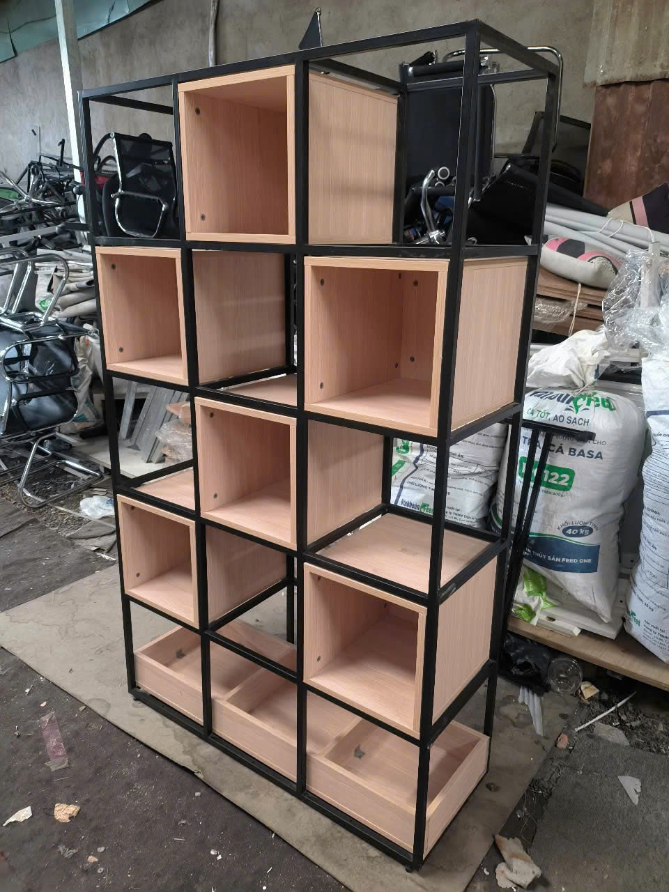 Kệ trang trí decor khung sắt ô vuông gỗ